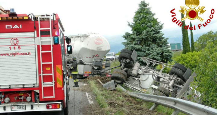 Incidente Sulla Statale Tir Di Esce Fuori Strada E Finisce Sotto La