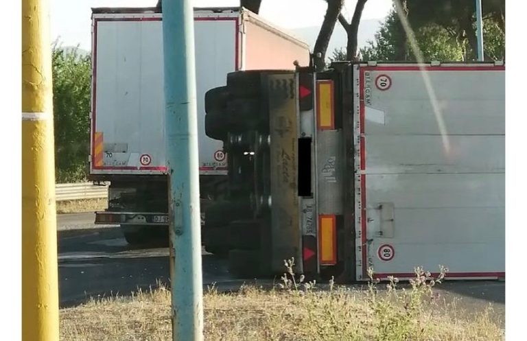 Traffico In Tilt A Latina Per Un Rimorchio Ribaltatosi Tra Appia E Via