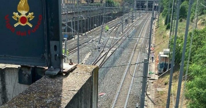 Prova A Prendere Il Treno Ma Viene Trascinato Per Oltre Metri