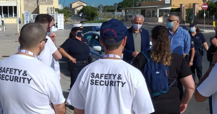 Sindaco Coletta di Latina con gli stewart al lido