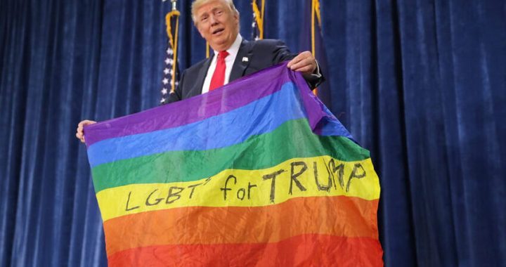 Trump sventola la bandiera di un sostenitore Lgbt