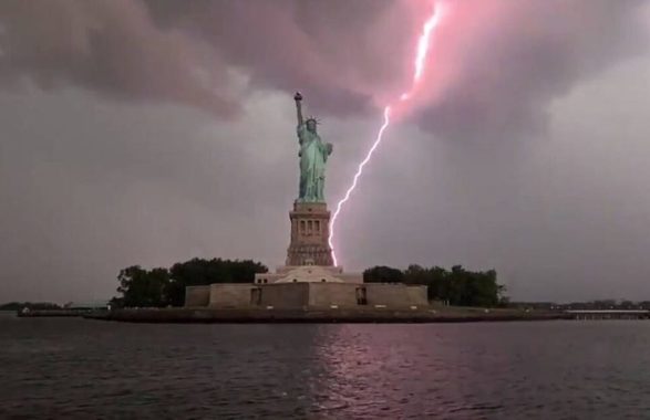 fulmine new york statua della libertà