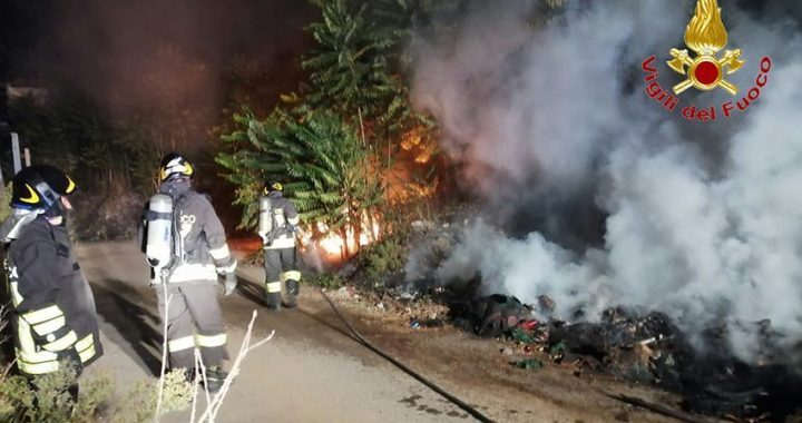 Incendio di rifiuti nella notte