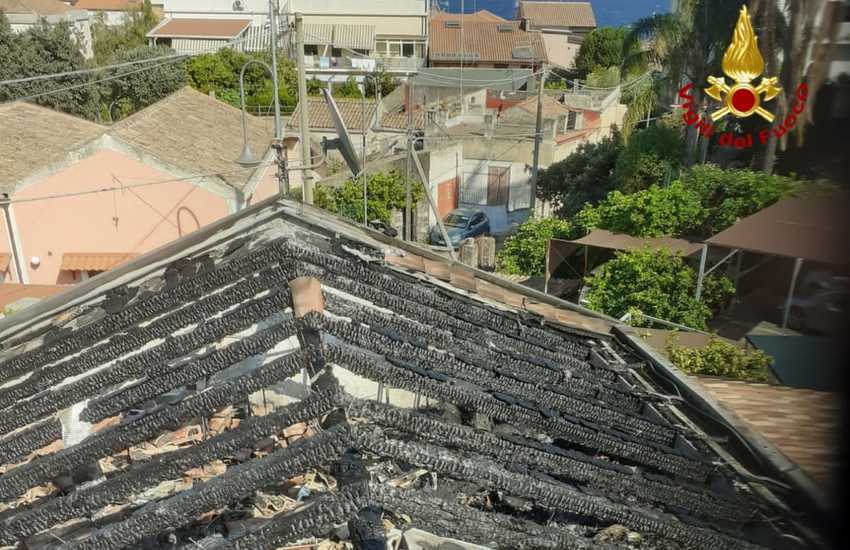 Santa Tecla, va a fuoco il tetto di un’abitazione in via Ariazzi