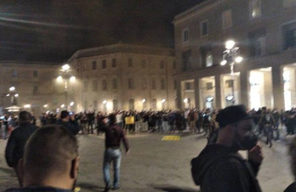 in piazza contro il governo