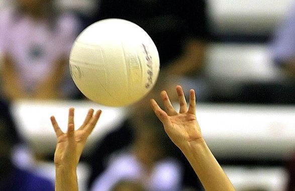 Allenatore di volley crolla al suolo durante una partita, salvato da una giocatrice avversaria studentessa di infermieristica