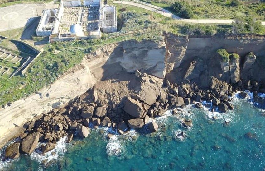 Ventotene, crolla un costone di tufo: quasi distrutto il cimitero