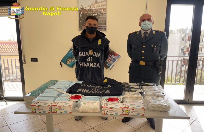 Operazione “Safe Mask” della Guardia di Finanza, sequestrati 143.000 dispositivi contraffatti in diverse province di Napoli (VIDEO)