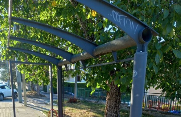 Prendere l’autobus a L’Aquila, Sinistra italiana: “le pensiline e le paline di fermata siano immediatamente messe in sicurezza e ripulite” (guarda le foto)