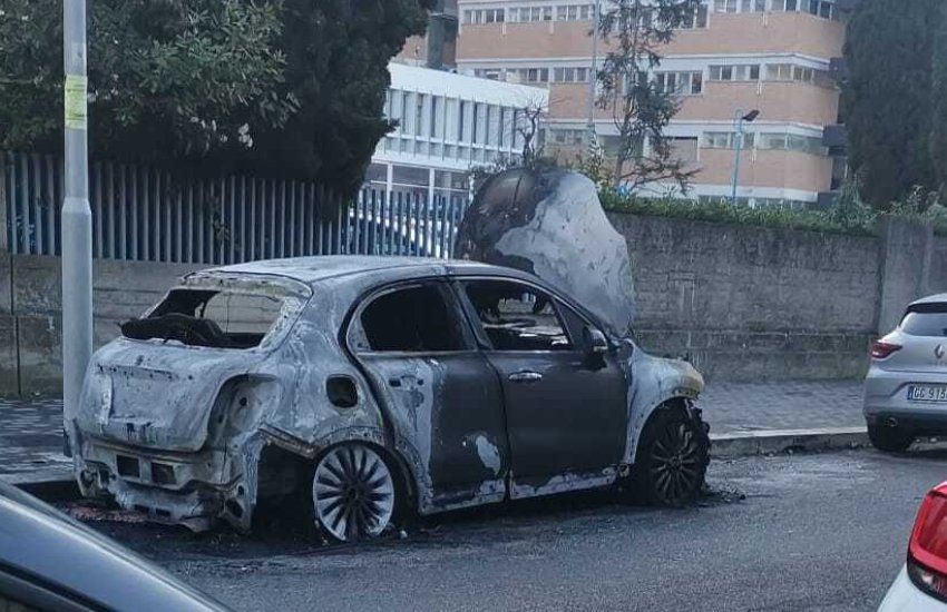 Incendi dolosi nella notte a Latina: in fiamme tre automobili