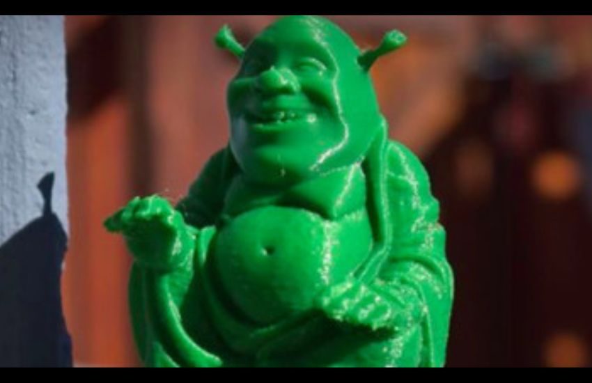 Prega per 4 anni davanti alla statua di Buddha, poi si accorge che è l’orco Shrek