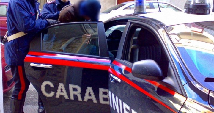 Il 25enne, dopo aver dato fuoco ai bancomat, è stato arrestato dai carabinieri.