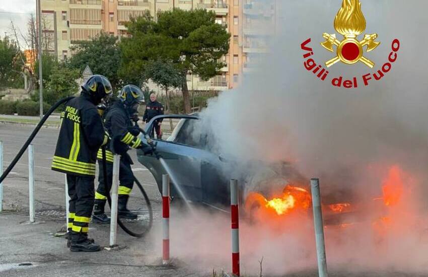 Paura sulla A16. Auto prende fuoco in corsa con a bordo un uomo ed il figlio