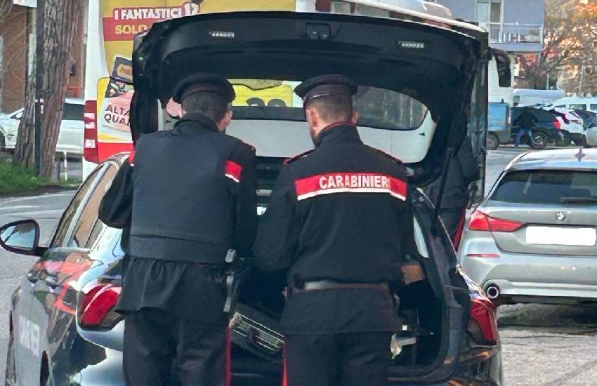 In giro in auto ma senza patente, perché ritirata, dice ai carabinieri di essere “Gino”, ma non è vero. Denuncia e pesante multa in provincia di Latina