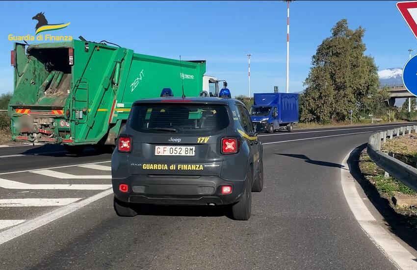 Catania, dipendenti avevano organizzato un traffico illecito di rifiuti con i mezzi della società di gestione: 7 misure cautelari