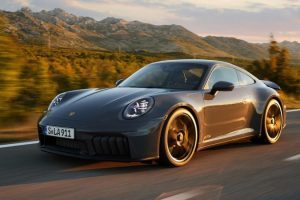 La 911 Carrera diventa ibrida: svolta storica della Porsche