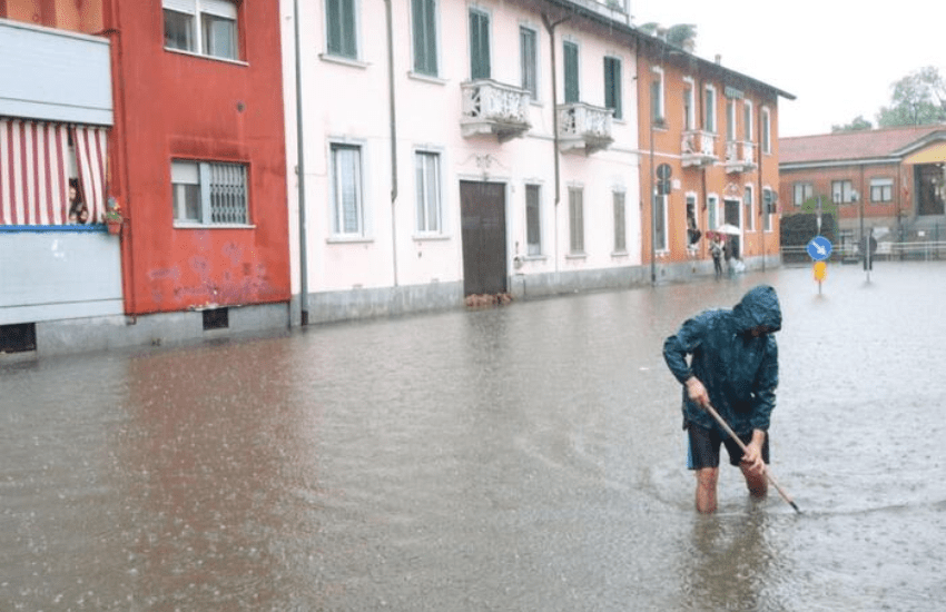 Il maltempo fa ancora vittime al Nord: trascinato via e inghiottito dal fiume davanti agli amici