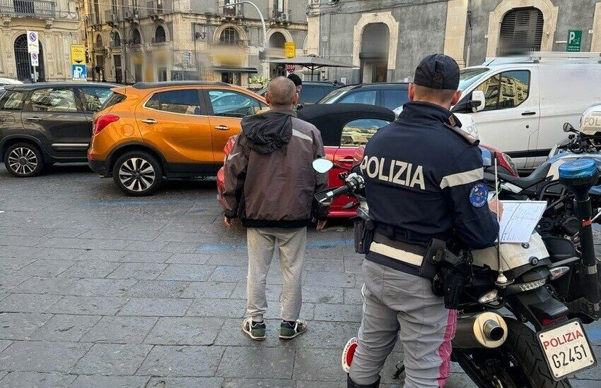Catania, lotta ai parcheggiatori abusivi in tutta la città: raffica di sanzioni
