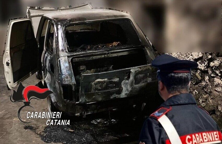 Follia a Biancavilla: il vicino posteggia l’auto sotto la sua finestra, lui gliela incendia