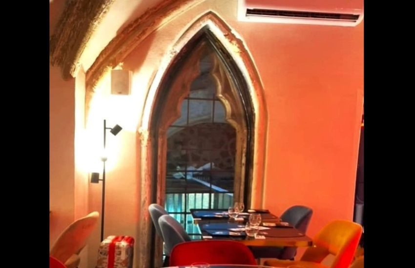 Sacro e profano a Napoli, apre una pizzeria in una chiesa: e scoppia la polemica