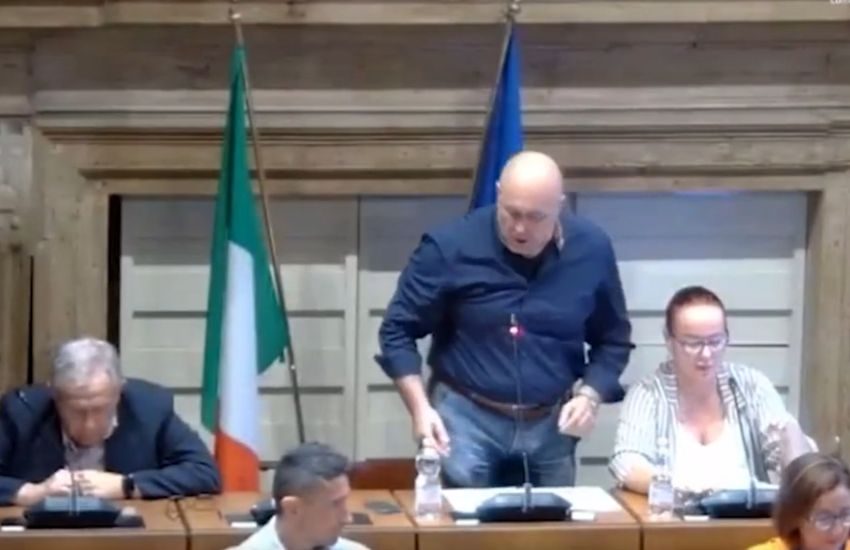 Terni, il sindaco Bandecchi abbaia e abbandona il Consiglio comunale: “Li mandi a… da parte mia” (VIDEO)