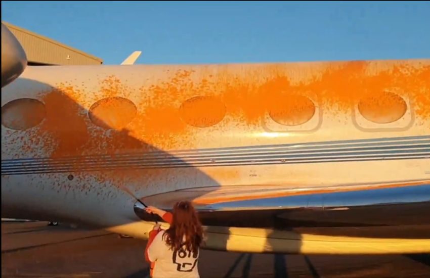 Ecoattivisti ricoprono di vernice anche l’aereo di Taylor Swift appena atterrato (VIDEO)