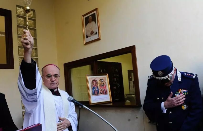 Il Vaticano accusa monsignor Viganò di scisma e lo convoca a Roma per il processo