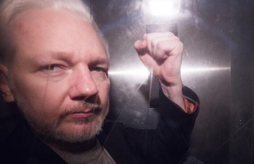 Julian Assange è libero: “I figli hanno conosciuto il padre solo da dietro le sbarre”