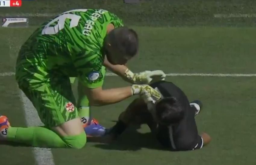 Copa America, panico durante Perù-Canada: guardalinee si accascia sul terreno di gioco (VIDEO)