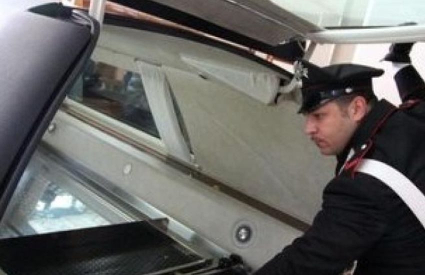 Pozzuoli, ladri indifferenti al dolore dei familiari poco prima del funerale: rubato il carro funebre