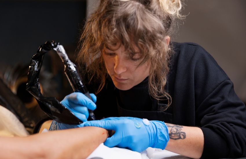Diventare tatuatore o tatuatrice: tutto quello che c’è da sapere