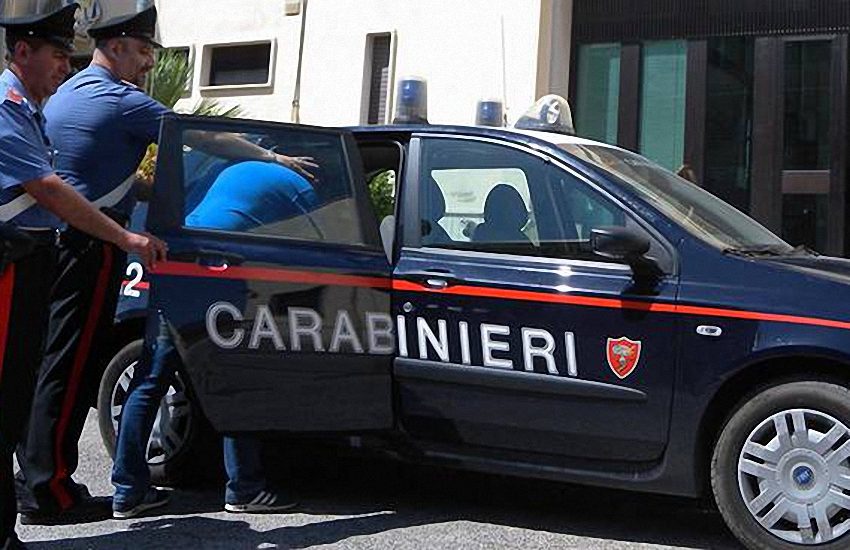 Sardegna: con la moglie incinta al volante insegue i vicini in auto e spara colpi di fucile, 39enne in manette