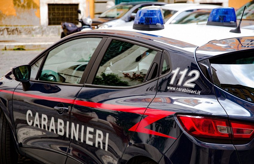 Minaccia la moglie dinanzi ai figli minori e ai carabinieri: “Ti sfregio con l’acido”