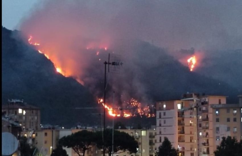 Bruciano i Camaldoli, cenere e fumo invadono Napoli: la situazione attuale