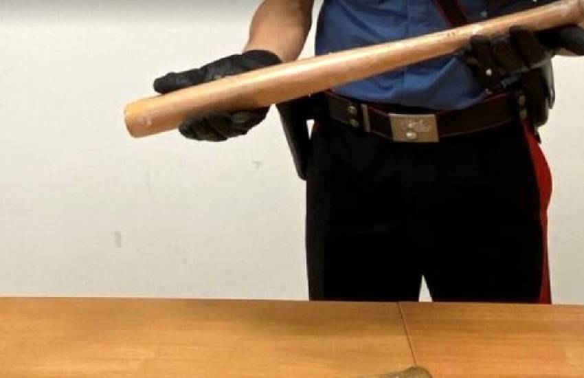 Aggredisce il fratello con una mazza da baseball per rapinarlo: in arresto 63enne pontino