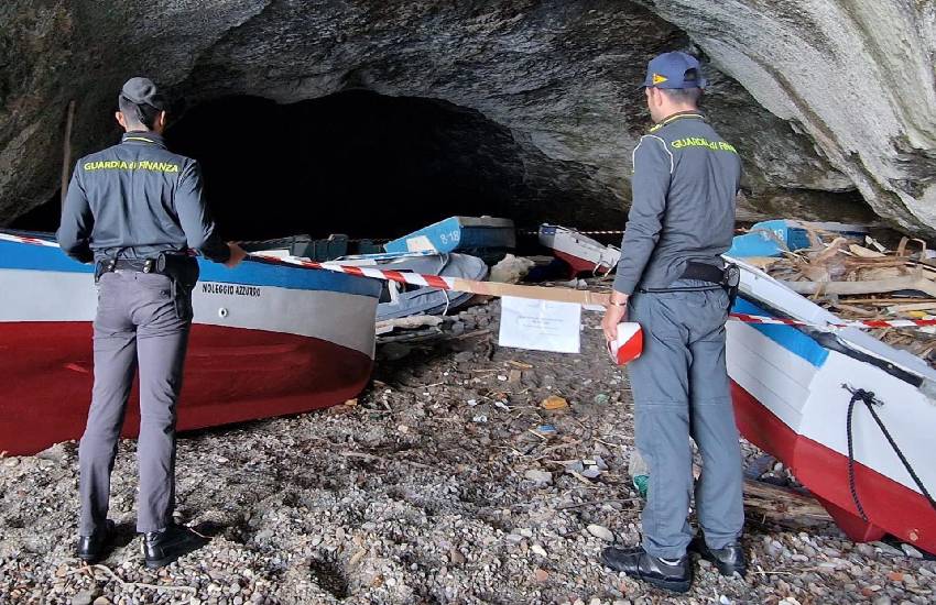 La “Grotta dei morti” trasformata in una discarica abusiva: scatta il sequestro della Finanza