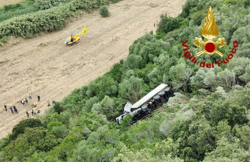 Scioccante incidente stradale, tir precipita dal cavalcavia per decine di metri