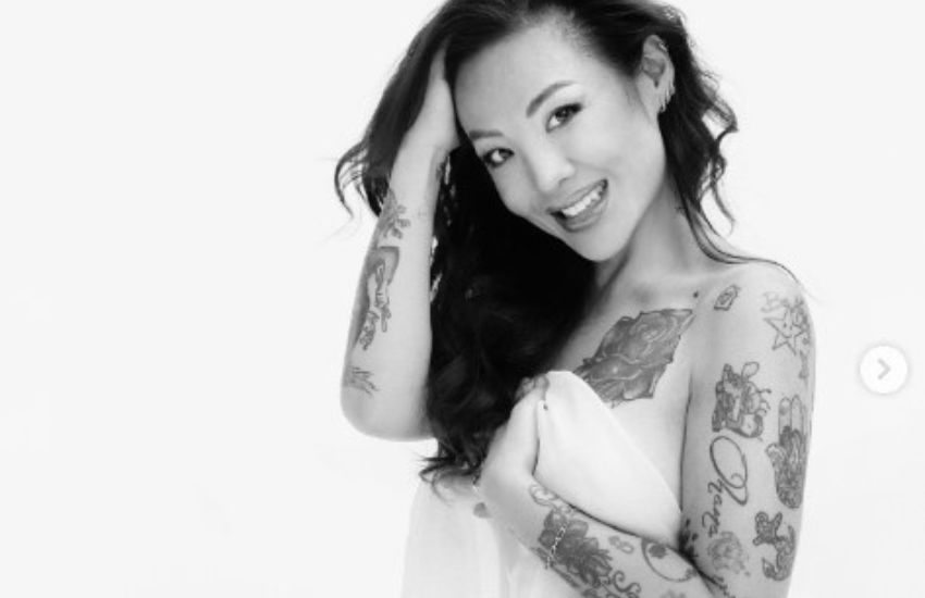 Rosy Chin posa in topless sui social: stroncata dalla gogna mediatica, ma lei replica