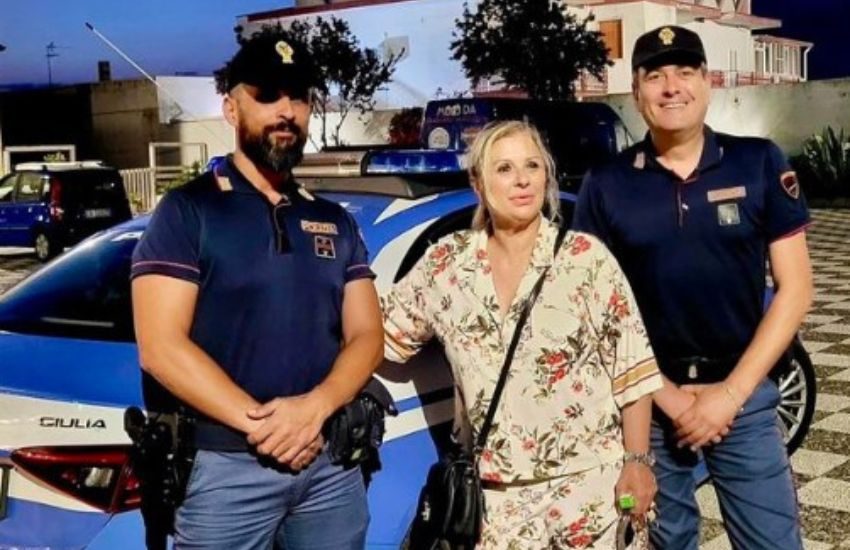 Poliziotti fermano Tina Cipollari per un selfie: infuria la polemica