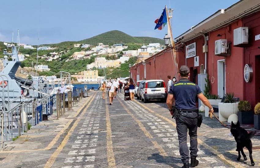 Operazione antidroga sui turisti che sbarcano a Ponza: 10 persone segnalate ed una denunciata