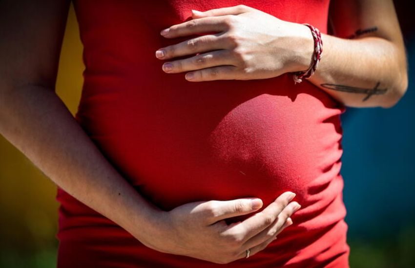 La maternità surrogata è “reato universale”: via libera del Senato