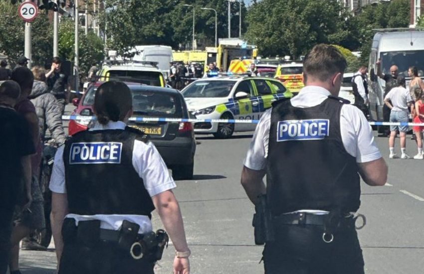 Strage di Southport, 3 bambine uccise. La destra ultra-nazionalista semina violenze e disordini, paura nella comunità islamica in Gran Bretagna