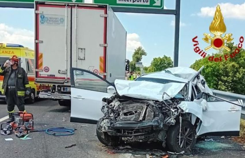 Tragico incidente stradale: un morto e 17 feriti gravi