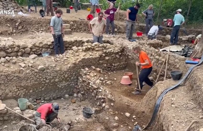 Stazione di epoca romana rinvenuta in Umbria: fra i reperti un anello prestigioso (VIDEO)