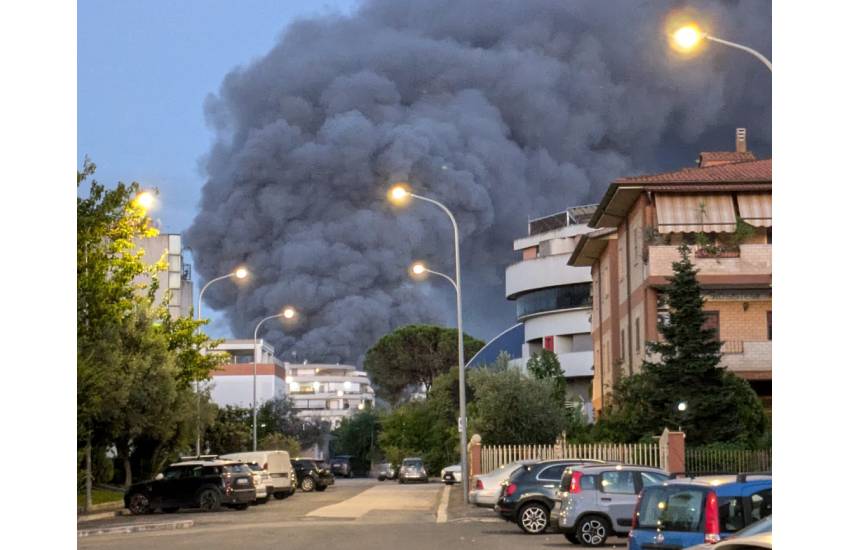 Incendio al deposito di medicinali: il sindaco di Latina ordina di tenere le finestre chiuse