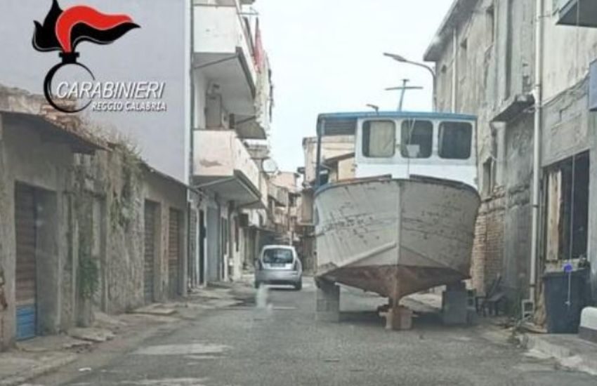 Il molo sotto casa: “parcheggia” la barca per strada, proprietario denunciato