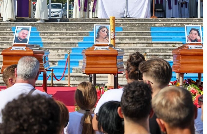 Oggi i funerali delle tre vittime del crollo di Scampia, urla e pugni sulle bare