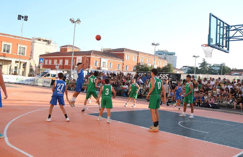 Raid notturno in Piazza del Popolo a Latina: rubata l’attrezzatura del torneo di basket