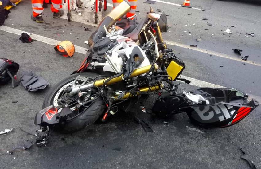 Tragico schianto sul GRA: muore un motociclista. Traffico fortemente rallentato