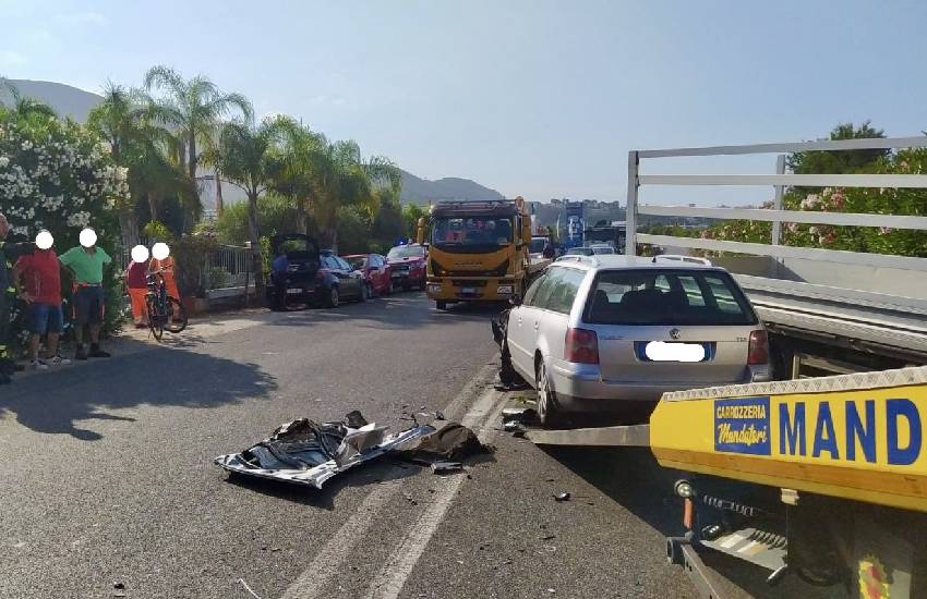 Schianto davanti al cimitero in provincia di Latina: due persone ferite